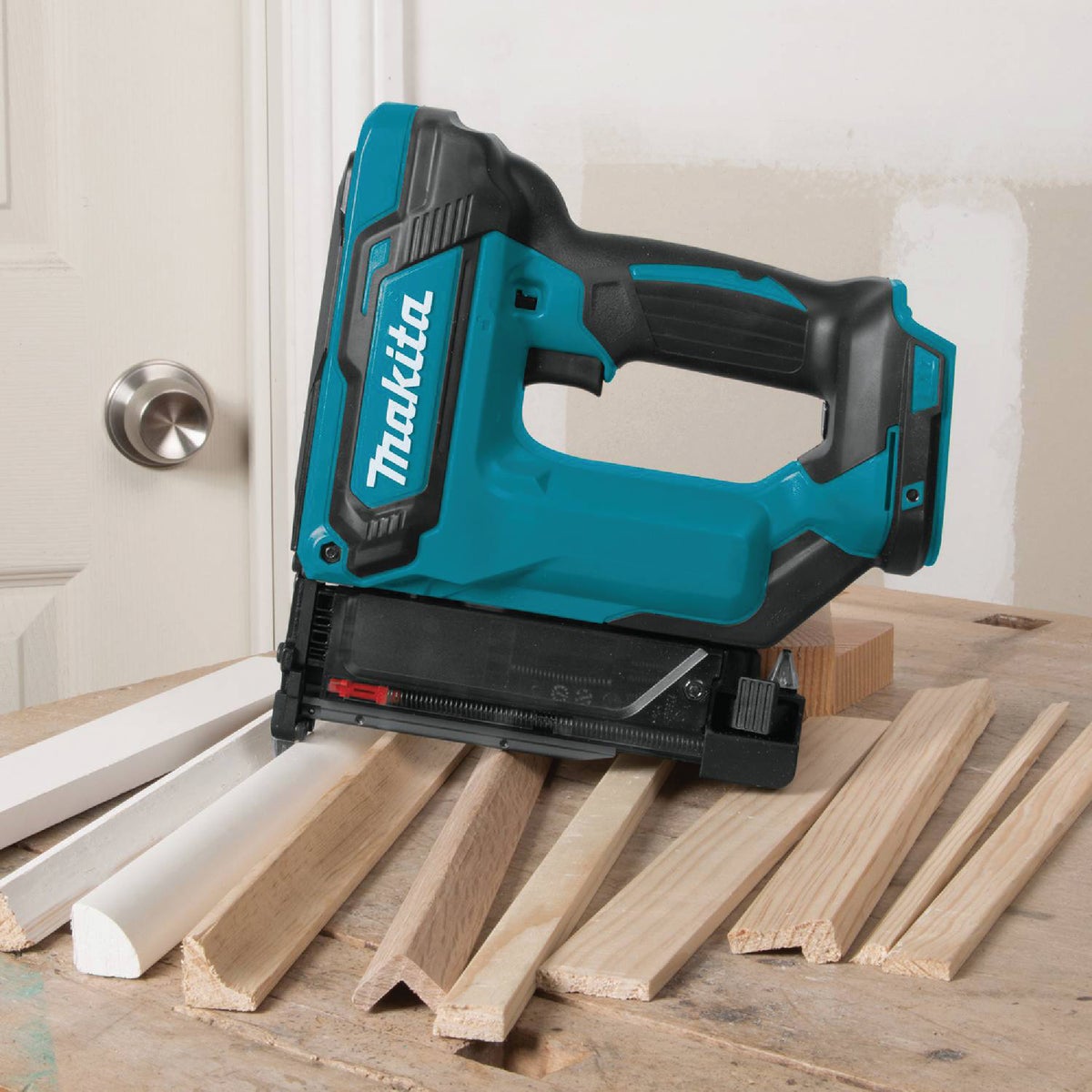 Makita 18 2025 volt nailer